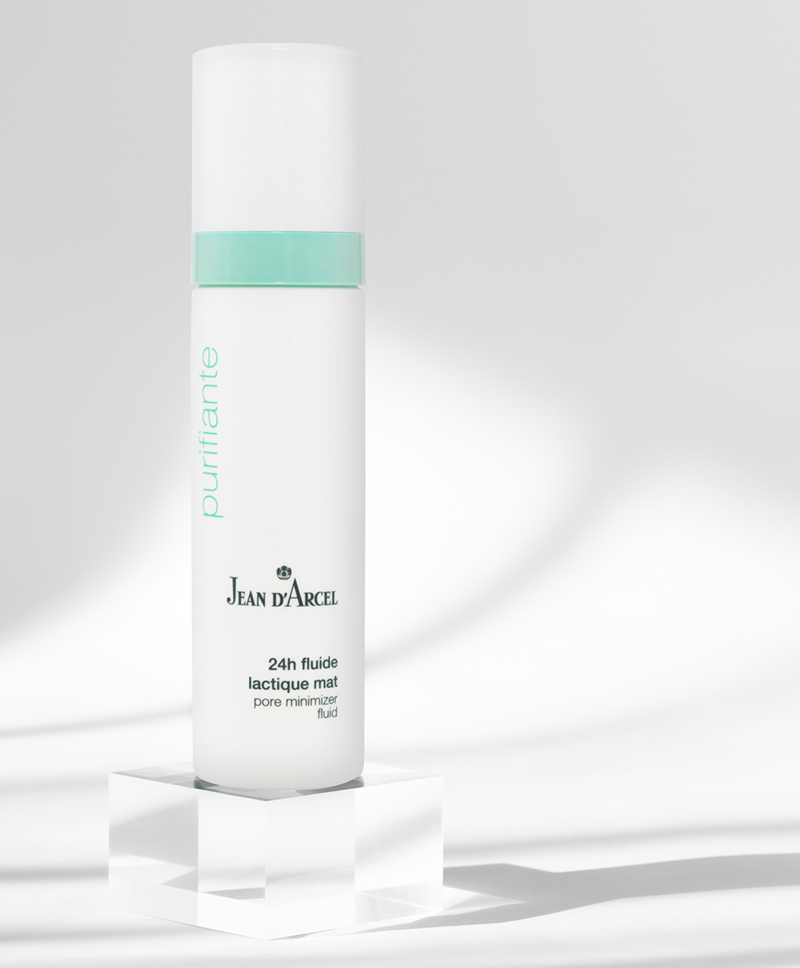 Abbildung einer Gesichtscremeflasche, stehend auf einem transparenten Würfel vor hellem Hintergrund.